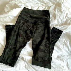 Lululemon green camo size 4 leggings